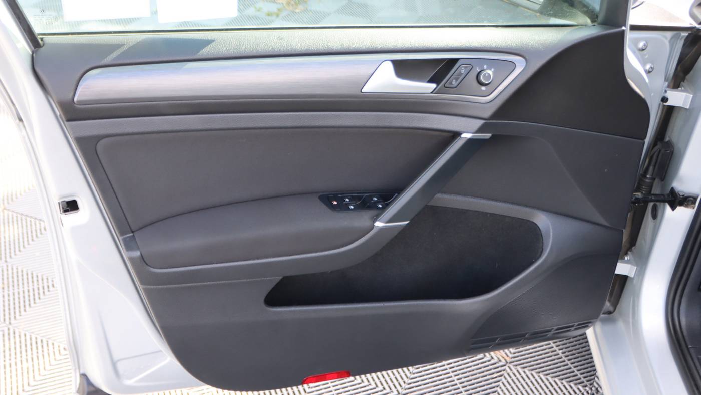 2019 Volkswagen e-Golf WVWKR7AU1KW909535
