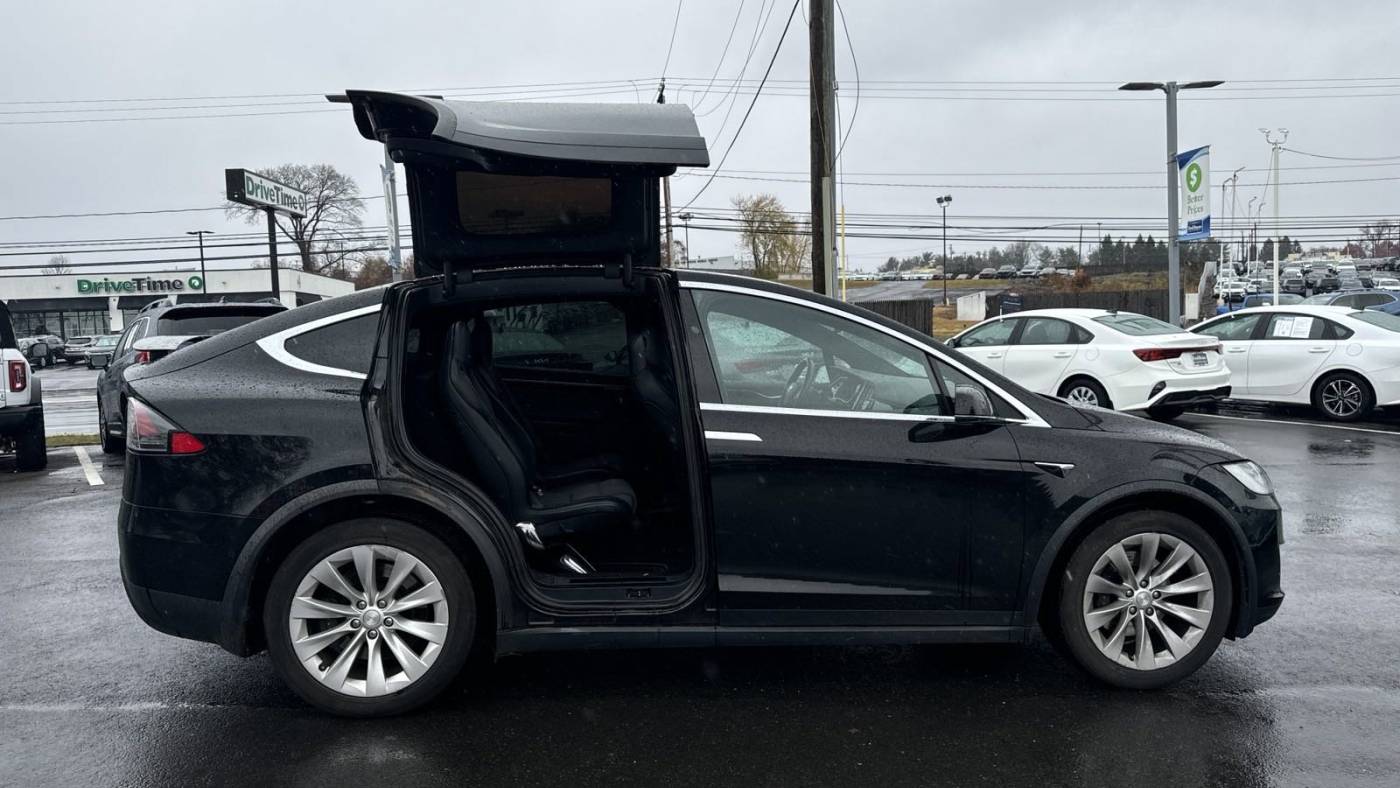 2018 Tesla Model X 5YJXCBE25JF088087