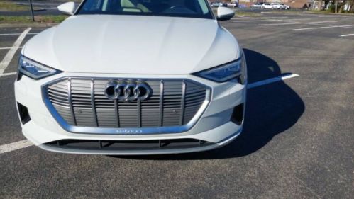 2019 Audi e-tron WA1LAAGE3KB009049