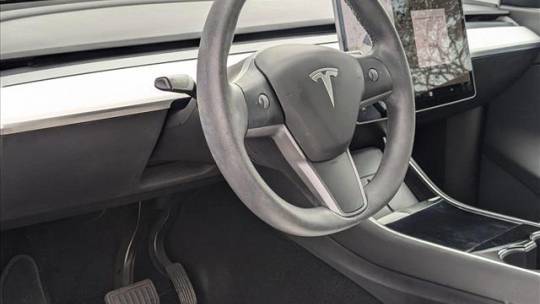 2020 Tesla Model Y 5YJYGDEE1LF057601