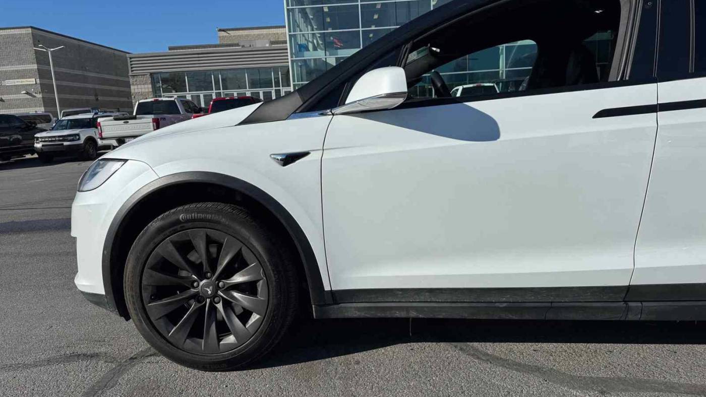 2018 Tesla Model X 5YJXCDE23JF127271