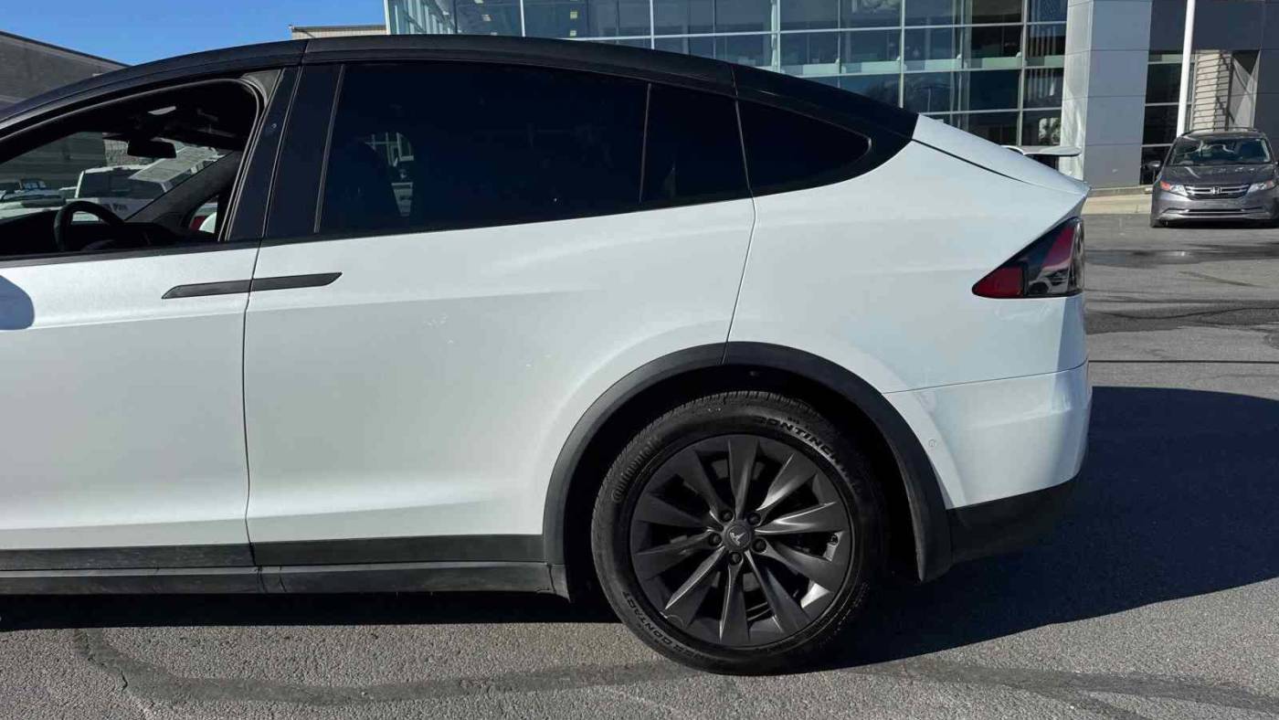 2018 Tesla Model X 5YJXCDE23JF127271