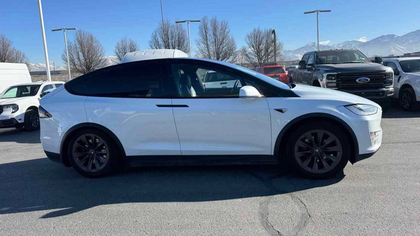 2018 Tesla Model X 5YJXCDE23JF127271