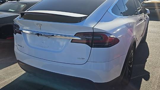 2018 Tesla Model X 5YJXCDE27JF122252