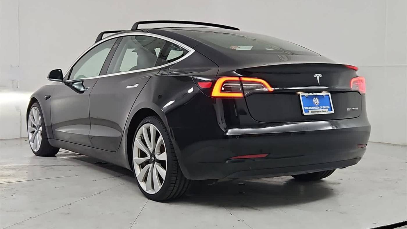 2018 Tesla Model 3 5YJ3E1EB7JF082469