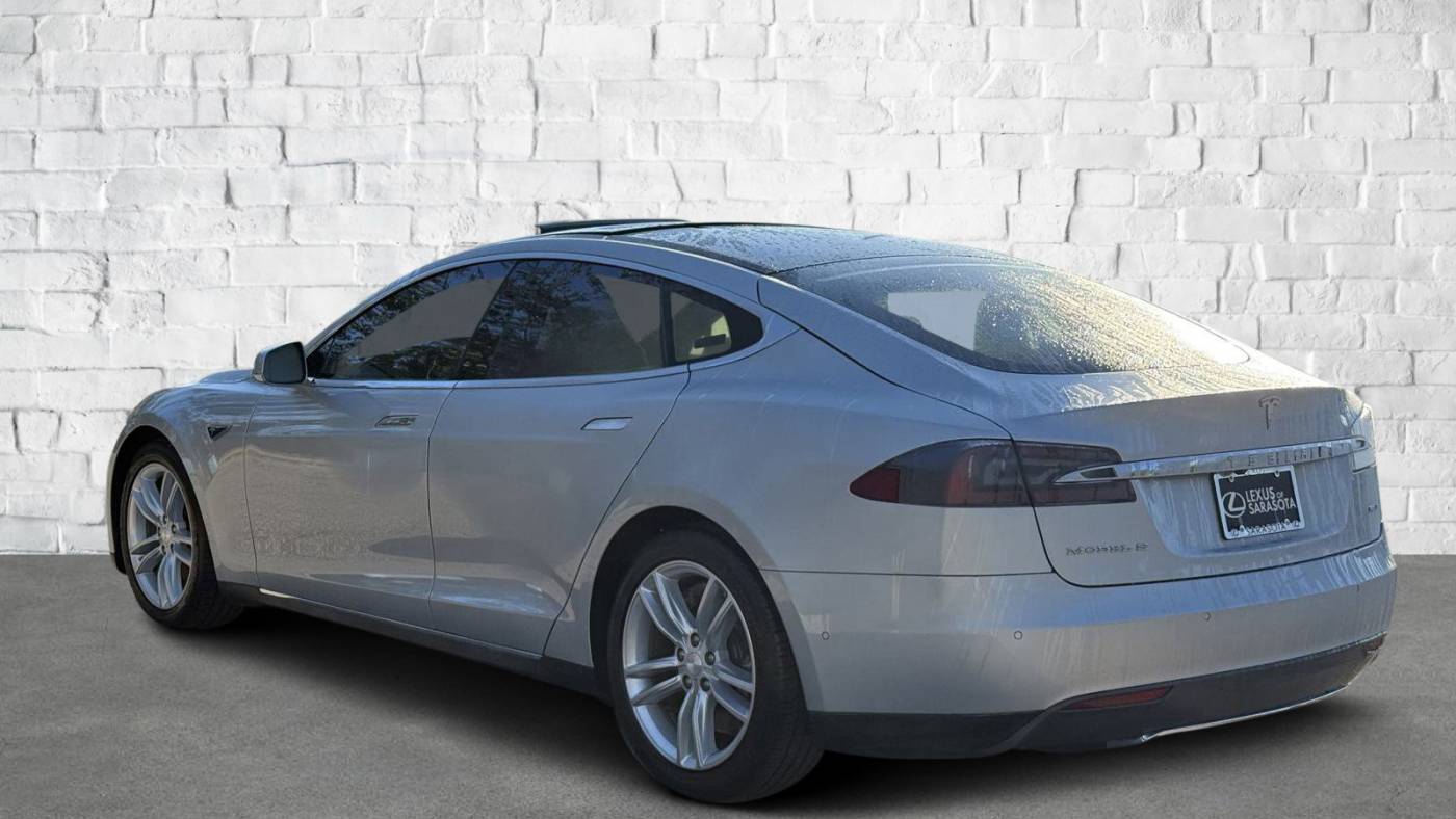 2016 Tesla Model S 5YJSA1E27GF123196