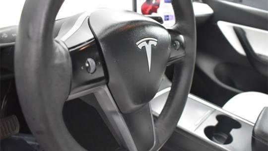 2021 Tesla Model Y 5YJYGDEE1MF195592