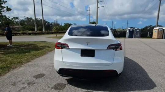 2021 Tesla Model Y 5YJYGDEE1MF075128