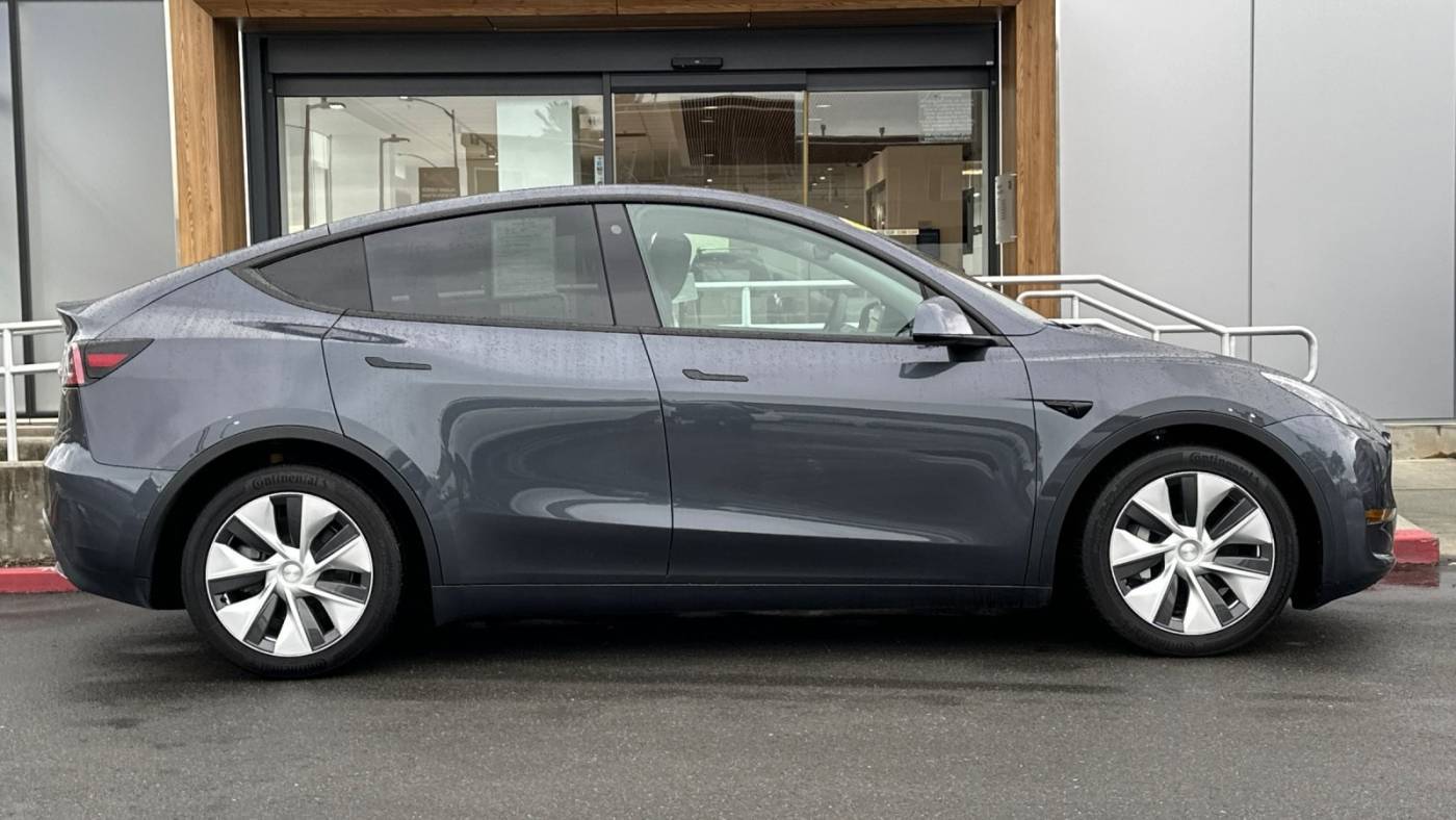 2021 Tesla Model Y 5YJYGDEE4MF217102