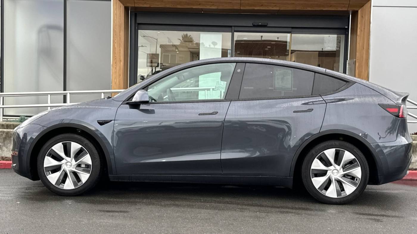 2021 Tesla Model Y 5YJYGDEE4MF217102