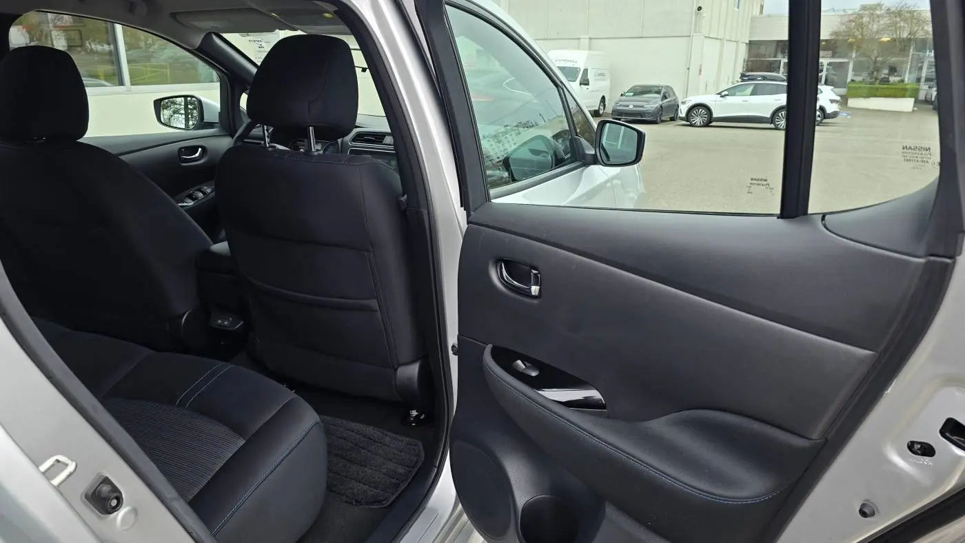 2022 Nissan LEAF 1N4AZ1CV1NC556398