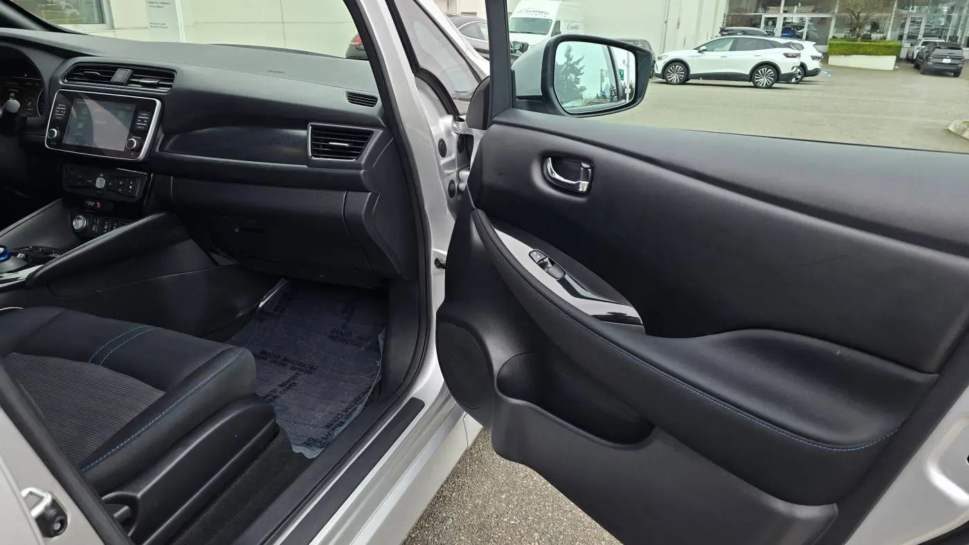 2022 Nissan LEAF 1N4AZ1CV1NC556398
